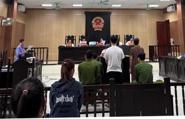 Quang cảnh phiên xét xử.