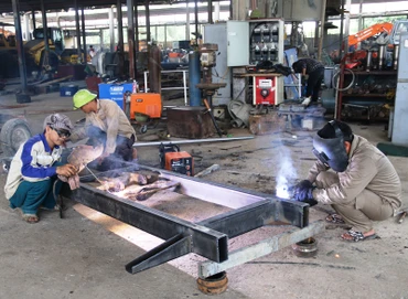 Người lao động làm việc ở một cơ sở sản xuất.