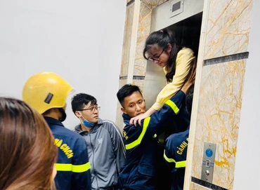 Học sinh được cứu hộ, giải thoát khỏi thang máy bị kẹt