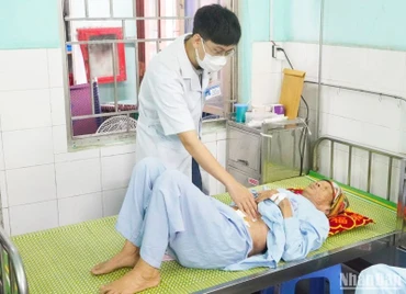 Bác sĩ thăm khám cho bệnh nhân hơn 100 tuổi sau ca phẫu thuật thành công.