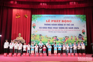 85 trẻ em có hoàn cảnh đặc biệt khó khăn ở tỉnh Thái Bình được tặng quà và học bổng.
