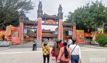 Khá đông du khách đến với Lễ hội đền Trần tỉnh Thái Bình năm 2024. (Ảnh chụp chiều 21/2)