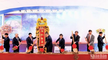 Các đại biểu thực hiện nghi thức động thổ xây dựng nhà máy.