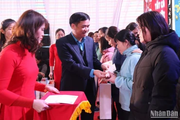 Chủ tịch Liên đoàn Lao động tỉnh Thái Bình Bùi Xuân Vinh trao quà Tết cho công nhân Công ty Trách nhiệm hữu hạn Công nghiệp Tactician, thuộc Khu công nghiệp Phúc Khánh (thành phố Thái Bình).