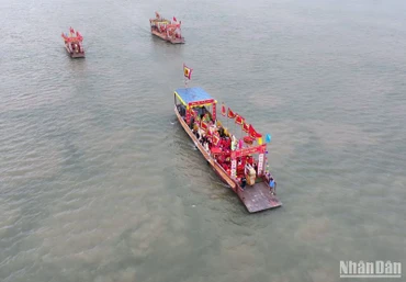 Hình ảnh 3 chiếc tàu xuất phát từ bến Nhật Tảo trên sông Hồng (thuộc xã Tiến Đức, huyện Hưng Hà, tỉnh Thái Bình) - nơi có Di tích Quốc gia đặc biệt Khu lăng mộ và đền thờ các vị vua triều Trần để ra ngã ba sông giữa 3 tỉnh Thái Bình, Hưng Yên và Hà Nam lấy nước.