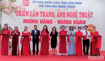 Các đại biểu thực hiện nghi thức cắt băng khai mạc triển lãm.