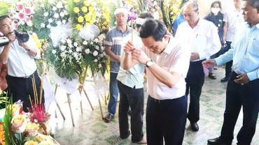 Phó Thủ tướng Trần Lưu Quang thắp hương viếng đồng chí Nguyễn Văn Kiên, Bí thư Đảng ủy, Chủ tịch Hội đồng nhân dân xã Ea Ktur.