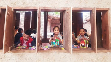Trẻ em làng Đường Lâm khoe tranh vẽ của mình tại “Đoài Creative”.