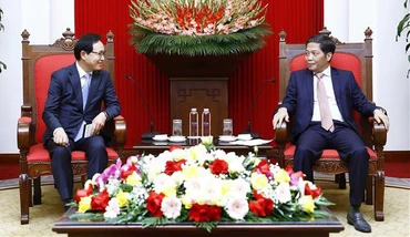 Đồng chí Trần Tuấn Anh, Ủy viên Bộ Chính trị, Trưởng Ban Kinh tế Trung ương tiếp đoàn công tác của Tập đoàn Samsung. (Ảnh: Báo điện tử Chính phủ)