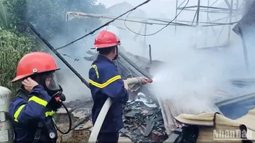 Lực lượng chức năng triển khai công tác chữa cháy. 