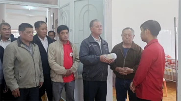 Đại diện người dân Tổ dân phố Thánh Mẫu, phường 7, thành phố Đà Lạt thăm hỏi, hỗ trợ gia đình 3 nạn nhân vụ hỏa hoạn.