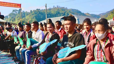 Đại diện hộ nghèo là đồng bào dân tộc Khơ Mú ở xã Mường Pồn, huyện Điện Biên (tỉnh Điện Biên) vui mừng nhận nhà ở mới do Bộ Quốc phòng hỗ trợ.