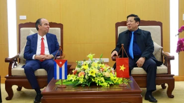 Bộ trưởng Xây dựng Trần Hồng Minh tiếp Đại sứ đặc mệnh toàn quyền Cộng hòa Cuba tại Việt Nam Rogelio Polanco Fuentes. (Ảnh: Cổng thông tin Bộ Xây dựng)