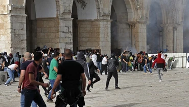 Ảnh minh họa: Người biểu tình Palestine xung đột với cảnh sát Israel tại khu đền thờ Al-Aqsa ở Jerusalem ngày 10/5/2021. (Ảnh: AFP/TTXVN)