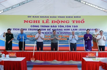 Thủ tướng Phạm Minh Chính dự khởi công công trình tôn tạo Di tích Khu Trung tâm đề kháng Him Lam, lễ gắn biển đường Phạm Văn Đồng. (Ảnh: TTXVN)
