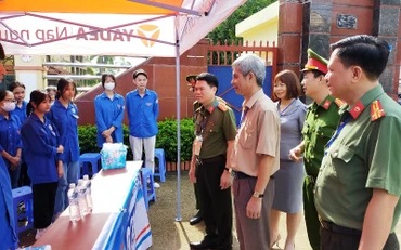 Công an Thanh Hóa cùng lãnh đạo điểm thi khích lệ, nhắc nhở thanh niên tình nguyện thực hiện tốt nhiệm vụ của mình.