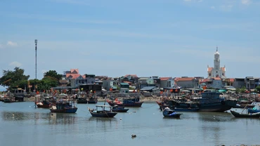 Tàu thuyền neo đậu tại vùng biển kín ở xã Nghi Sơn.
