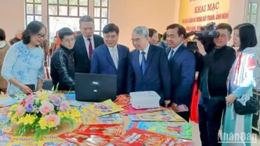 Các đại biểu thăm quan gian trưng bày hội báo Xuân năm 2025.
