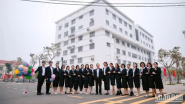 Nhà khám bệnh và điều trị, thuộc Bệnh viện đa khoa Đông Hưng là điểm nhấn kiến trúc trên địa bàn.