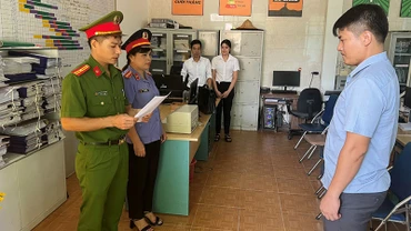 Cơ quan chức năng thi hành Lệnh khám xét nơi làm việc của Ngô Văn Giáp.