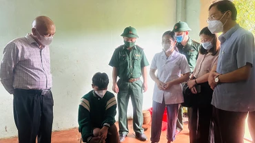 Lãnh đạo tỉnh Thanh Hóa và ngành y tế nắm bắt sức khỏe người cách ly tại nhà.