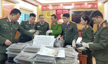 Lực lượng Công an kiểm tra tang vật vụ án.