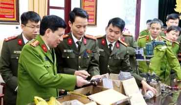 Lãnh đạo Công an Thanh Hóa xem xét tang vật vụ án.