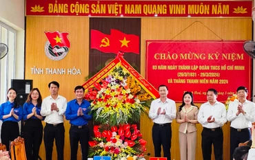 Lãnh đạo tỉnh Thanh Hóa tặng hoa chúc mừng tổ chức đoàn, thanh niên trong tỉnh.