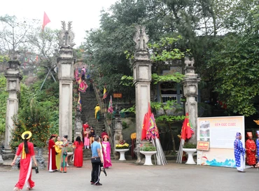 Tam quan dẫn lối lên Đền thờ Độc Cước.