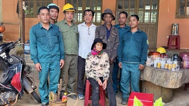 Lực lượng chức năng tìm thấy vợ chồng ông K'Nêm và bà Ka Dái bị lạc trong rừng.