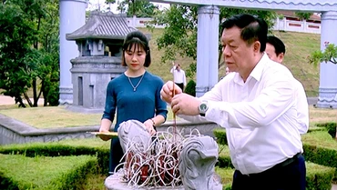 Trưởng Ban Tuyên giáo Trung ương Nguyễn Trọng Nghĩa thắp hương phần mộ các chiến sĩ tại khu lăng mộ. (Ảnh: Báo Yên Bái) 