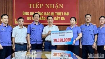Nhiều cơ quan, đơn vị, cá nhân đến Ủy ban Mặt trận tổ quốc Việt Nam tỉnh Thái Bình trao tặng, ủng hộ nhân dân vùng thiên tai.