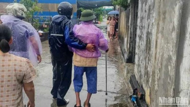 Ngay trong hôm nay, vẫn còn một số người già, trẻ em sống trong nhà không kiên cố được xã Hồng Dũng (Thái Thụy, tỉnh Thái Bình) đưa đến nơi an toàn.
