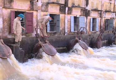 Công nhân Công ty thủy nông theo dõi sát tình hình, điều tiết nước qua đập Bái Thượng.