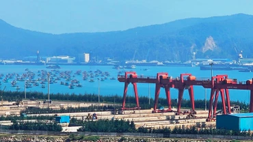 Thi công hạ tầng cảng biển ở Nghi Sơn.