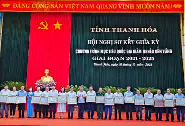 Lãnh đạo tỉnh Thanh Hóa trao tặng Bằng khen cho các tập thể có thành tích xuất sắc trong thực hiện mục tiêu giảm nghèo bền vững.
