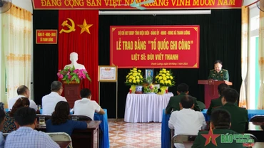 Quang cảnh Lễ trao Bằng "Tổ quốc ghi công" liệt sĩ Bùi Viết Thanh. (Ảnh: Báo Quân đội nhân dân)