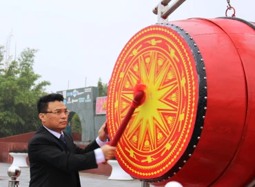 Chủ tịch Ủy ban nhân dân thành phố Thanh Hóa nổi trống khai hội tòng quân.