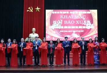 Các đại biểu cắt băng khai mạc Hội báo Xuân.