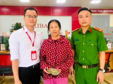 Khách hàng phối hợp công an và cán bộ Agribank ngăn chặn hành vi lừa đảo, chiếm đoạt tài sản.