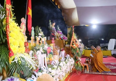 Ban trị sự Phật giáo thực hành nghi lễ cầu siêu.