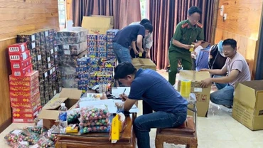 Lực lượng chức năng thu giữ hơn 623kg pháo nổ tại nhà của đối tượng Lê Minh Trực.