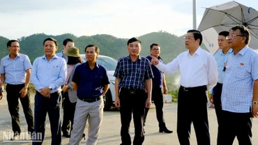 Đồng chí Phan Đình Trạc và Đoàn công tác đi thực tế tại công trình hồ chứa nước Đạ Sị, huyện Cát Tiên, Lâm Đồng.
