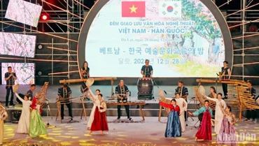 Điệu múa dân gian Hàn Quốc được biểu diễn trên nền nhạc cụ truyền thống của Việt Nam.