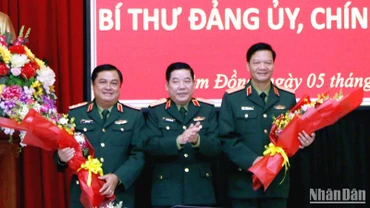 Trung tướng Nguyễn Văn Gấu, Ủy viên Trung ương Đảng, Phó Chủ nhiệm Tổng cục Chính trị chúc mừng Trung tướng Đỗ Văn Bảnh và Thiếu tướng Trần Danh Khải.