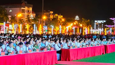 Các đại biểu cùng nhân dân tại Thanh Hóa tham dự điểm cầu truyền hình. 