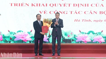 Đồng chí Lê Minh Hưng trao Quyết định của Bộ Chính trị và tặng hoa chúc mừng tân Bí thư Tỉnh ủy Hà Tĩnh Nguyễn Duy Lâm.