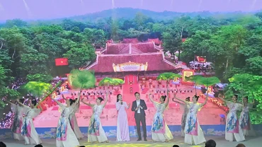 Một tiết mục văn nghệ mừng huyện đạt chuẩn nông thôn mới.