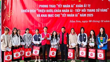 Hội Chữ thập đỏ Thanh Hóa trao tặng quà cho học sinh, sinh viên vượt khó.