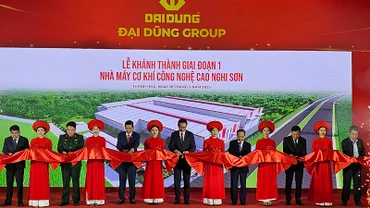 Các đại biểu cắt băng khánh thành, đưa nhà máy cơ khí công nghệ cao vào hoạt động.